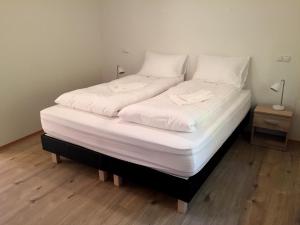 Rúm í herbergi á Guesthouse Hvítafell