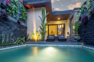 una piscina davanti a una casa di Rama Ubud Villa ad Ubud