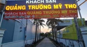 ein Zeichen, das lautet: sinkend in der Unterkunft KS Quảng Trường Mỹ Tho in Mỹ Tho + 10 Fotos