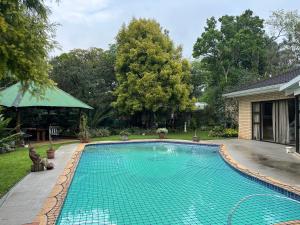 una piscina en el patio trasero de una casa en Clivia Guesthouse, en Pietermaritzburg