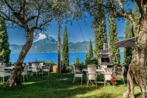 a restaurant with a view of the lake and mountains at Panoramic Lake View Apartments with Pool & Breakfast in Torri del Benaco