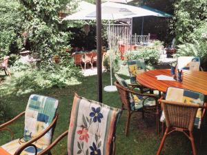 una mesa y sillas al aire libre con sombrilla en Gasthof Söll, 