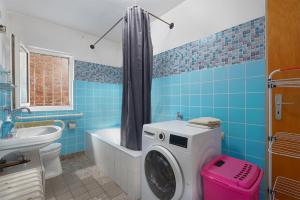 GründauにあるHermannLiving Monteurzimmer & Apartmentsの青いバスルーム(洗濯機付) +66枚の写真