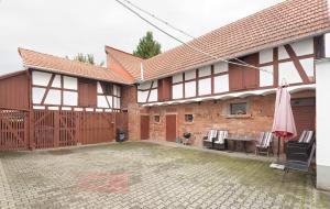 ein Gebäude mit einem Innenhof mit einem Tisch und Stühlen in der Unterkunft HermannLiving Monteurzimmer & Apartments in Gründau