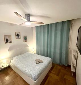 a bedroom with a bed and a ceiling fan at Bel appartement proche de toutes commodités in Grenoble