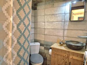a bathroom with a sink and a toilet at SOULIS GUESTHOUSE in Megáli Mandínia