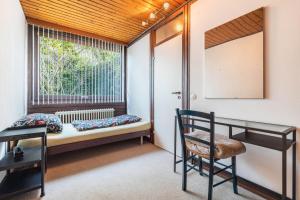 Giường trong phòng chung tại Sonniger Architektenbungalow 128 qm