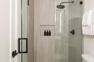 Koupelna v ubytování Tide House - Unit C - Modern Seaside 1BD w Parking + 17 fotografií
