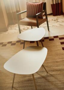 2 chaises, une table et une chaise dans l'établissement Homy Livia Verona, à Vérone