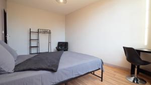 Katil atau katil-katil dalam bilik di Séjour convivial au village 2 chambres