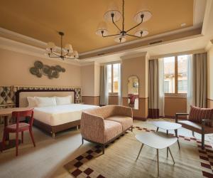 une chambre avec un lit, un canapé et des chaises dans l'établissement Homy Livia Verona, à Vérone 66 autres photos