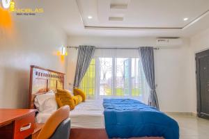 Giường trong phòng chung tại 4 Bedroom Luxury Home, Lekki