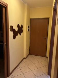 a hallway with a door and a tile floor at Apartament Orio 3 in Orio al Serio