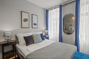 1 dormitorio con 1 cama con cortinas azules y ventana en Near Mainstation I Urban Link I Free Wifi, en Viena