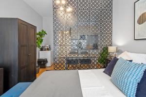 1 dormitorio con cama y pared con espejo en Near Mainstation I Urban Link I Free Wifi, en Viena