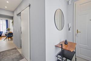 un pasillo con una mesa y un espejo en la pared en Near Mainstation I Urban Link I Free Wifi, en Viena