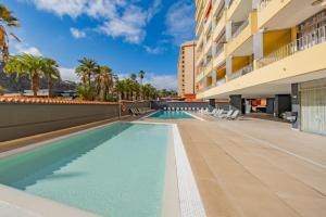 ein Swimmingpool an der Seite eines Gebäudes in der Unterkunft Precioso ático con vistas al Teide in Puerto de la Cruz