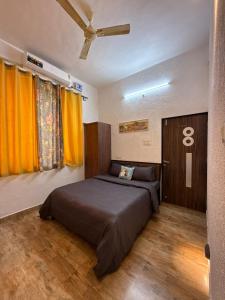 un dormitorio con una cama en una habitación en Estillo -River touch, Mountain view, en Mundhwa