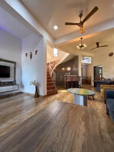sala de estar con ventilador de techo y sofá en Estillo -River touch, Mountain view, en Mundhwa