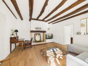 a living room with a couch and a table at Plein centre - Maison pour 4 avec jardin in Montignac
