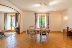 Posezení v ubytování Maison de famille avec Jardin