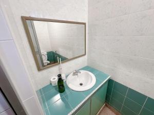 un baño con lavabo y espejo en C03 Golden Rinting Homestay 2 Story Semi D House, en Masai 23 fotos más