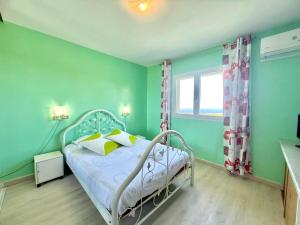 Una cama o camas en una habitación de La Villa Copernic, Piscine et Vue Océan