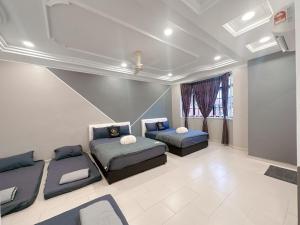 Un dormitorio con dos camas y una ventana. en C03 Golden Rinting Homestay 2 Story Semi D House, en Masai