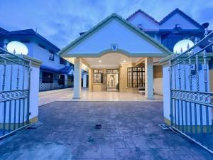 una casa con techo azul y entrada para coches en C03 Golden Rinting Homestay 2 Story Semi D House, en Masai