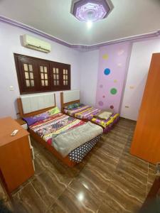 a bedroom with a bed in a room at الزقازيق فلل الجامعه برج رويال بلازا in Kafr az Zand