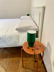 een tafel met een emmer erop naast een bed bij Casa Genovesi 5 in Salerno