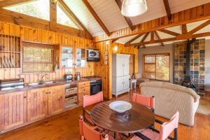 Kuchyň nebo kuchyňský kout v ubytování Forest Cabin - Epic Ocean Views - Fireplace