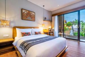 a bedroom with a large bed and a balcony at Esmeralda1 BR Shared Pool ZN284 in Pererenan