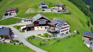 フォンターネラにあるFerienhaus Schwendehofの緑の丘の上の家屋