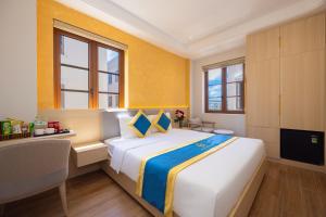 ein Schlafzimmer mit einem großen Bett und einem Fernseher in der Unterkunft Anh Thắng Hotel in Phu Quoc