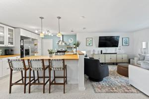 Una cocina y una sala de estar con mesa y sillas. en Sandcastle Harbor Pool & FirePit Steps to the Beach, en Wilbur-by-the-Sea 48 fotos más