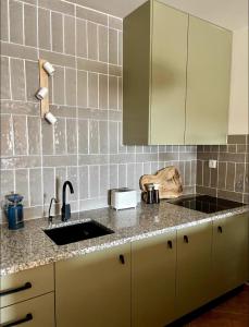 una cucina con un lavello e un piano di lavoro di Coastal Garden Suite - Kismet Boutique B&B a Serra do Bouro