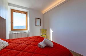 サンタ・フィオーラにあるCASA DELLA VOLPA - Tuscan ToBe srlの白い部屋の赤いベッド