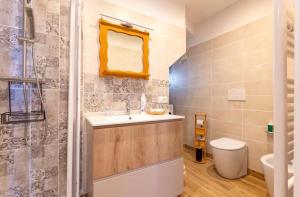 サンタ・フィオーラにあるCASA DELLA VOLPA - Tuscan ToBe srlの洗面台とトイレ付きのバスルーム +5枚の写真