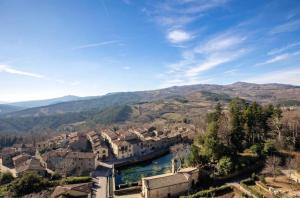 サンタ・フィオーラにあるCASA DELLA VOLPA - Tuscan ToBe srlの川と山の町並み
