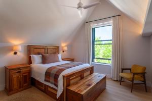 une chambre avec un lit, une fenêtre et une chaise dans l'établissement Minserie Collection, à Stellenbosch