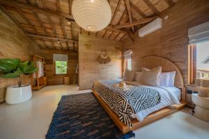 En eller flere senge i et værelse på Villa Santai Padonan + 55 billeder