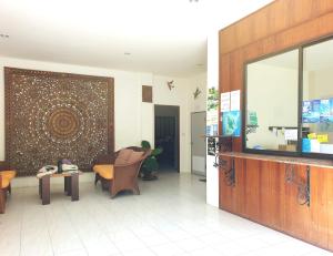 a lobby with a large wall in a building at Penzy Guest House in Chaweng