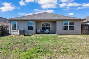 オースティンにある@ Marbella Lane - Polished 3BR Home in Austin TXの庭に椅子が2脚置かれた家