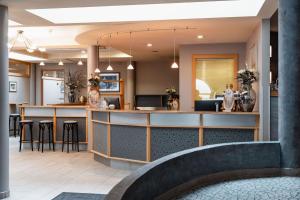 ein Restaurant mit einer Bar mit Hockern in der Unterkunft Hotel Brenner - Stop & Go in Sterzing