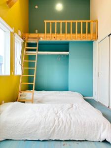 ein Schlafzimmer mit einem Etagenbett mit Leiter in der Unterkunft Nagasaki - House - Vacation STAY 19938 in Nagasaki