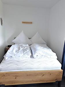 クックスハーフェンにあるLütte Koje 207 - Ferienwohnung 1 Zimmer Alteliebeのベッド(白いシーツ、枕付)