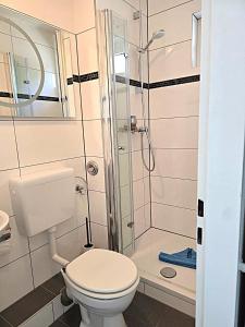 クックスハーフェンにあるLütte Koje 207 - Ferienwohnung 1 Zimmer Alteliebeのトイレとシャワー付きのバスルーム
