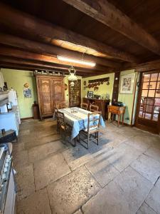 una cucina e una sala da pranzo con tavolo e sedie di Chez les Loulous a Chailly-sur-Armançon
