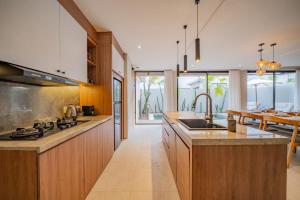 Η κουζίνα ή μικρή κουζίνα στο La Prima villa near Savaya